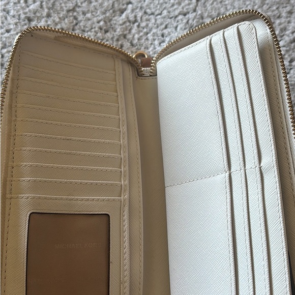 Michael Kors wristlet/ wallet - Picture 4 of 5